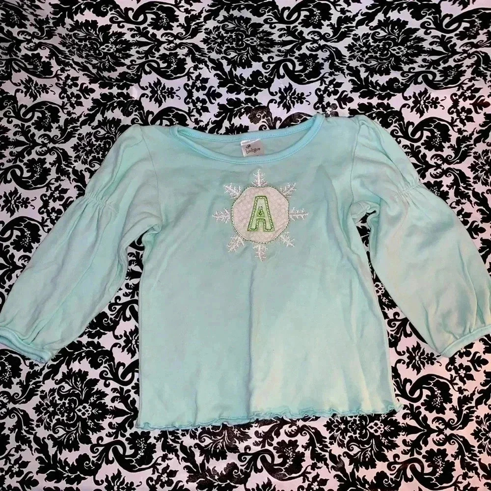 LITTLE GIRLS SNOWFLAKE MONOGRAMMED “A” SHIRT PREOWNED SIZE 2T